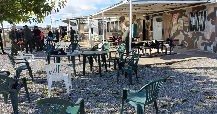 Terraza con mesas y sillas Terraza con mesas y sillas